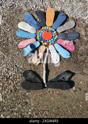 Blumendesign aus Flipflops und Flaschenoberflächen, gesammelt am Strand, Ägäis, Griechenland Stockfoto