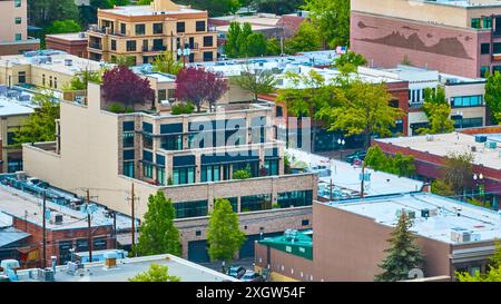 Blick aus der Vogelperspektive auf moderne und historische Gebäude mit üppigem Grün in Downtown Bend Stockfoto