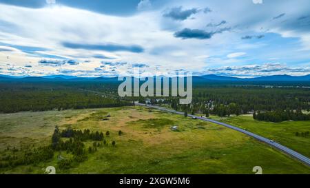 Blick aus der Vogelperspektive auf die grüne Landschaft von Oregon mit Straße und Fluss Stockfoto