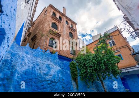 Unter klarem Himmel sind die Chefchaouen-Gassen ein Labyrinth aus Wänden und Treppen in verschiedenen Blautönen. Chefchaouen, Marokko. Stockfoto