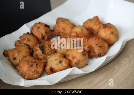 Backen von traditionellen Oliebollen oder niederländischen Donuts, die an Silvester in den Niederlanden gegessen werden Stockfoto