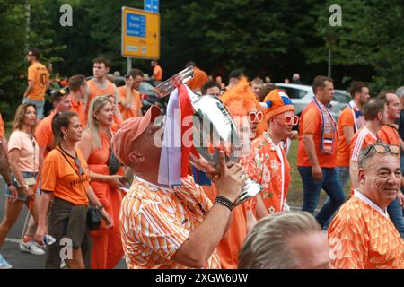 10.07.2024 Dortmund, zum EM Halbfinale Englang Niederlande ist die Dortmunder Innenstadt fest in der Hand der Oranje Fans. Jeder Platz ist gefüllt, an meherern Stellen wurden Bühnen eimgerichtet. DJs heizen den Fans bei schwülen Temperaturen noch mehr ein. Die gute Laune der Niederländer ist überall präsent. Der Fanmarsch führt über die Ruhrallee/B54 zur Fanzone im Westfalenpark und zum BVB Stadion. *** 10 07 2024 Dortmund, Dortmunder Innenstadt liegt fest in den Händen der Oranje-Fans für das Halbfinale der Europameisterschaft England Niederlande jeder Platz ist besetzt, Bühnen wurden eingerichtet Stockfoto