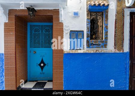 Unter klarem Himmel sind die Chefchaouen-Gassen ein Labyrinth aus Wänden und Treppen in verschiedenen Blautönen. Chefchaouen, Marokko. Stockfoto