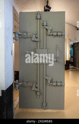 Verriegelungsmechanismus an der gasdichten Stahltür im Fort van Liezele, Festung der National Redoubt, Provinz Antwerpen, Belgien Stockfoto