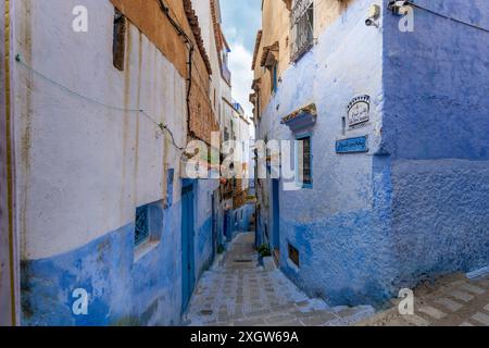 Unter klarem Himmel sind die Chefchaouen-Gassen ein Labyrinth aus Wänden und Treppen in verschiedenen Blautönen. Chefchaouen, Marokko. Stockfoto