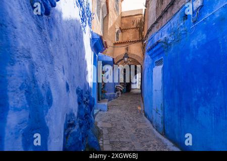 Unter klarem Himmel sind die Chefchaouen-Gassen ein Labyrinth aus Wänden und Treppen in verschiedenen Blautönen. Chefchaouen, Marokko. Stockfoto