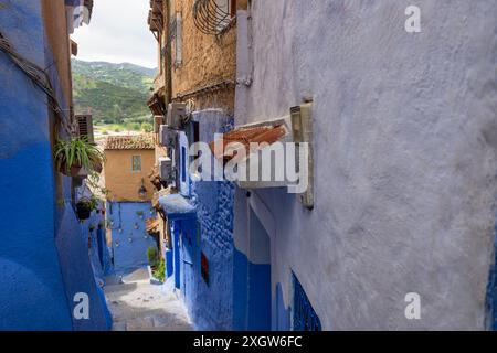 Unter klarem Himmel sind die Chefchaouen-Gassen ein Labyrinth aus Wänden und Treppen in verschiedenen Blautönen. Chefchaouen, Marokko. Stockfoto