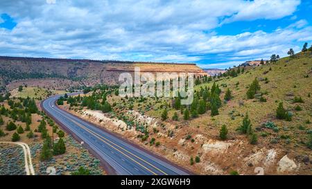 Luftaufnahme des Curved Highway in der zerklüfteten Landschaft von Oregon Stockfoto