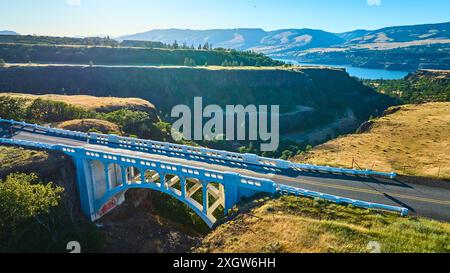 Blick aus der Vogelperspektive auf die Blue Historic Bridge über die Columbia Gorge bei Golden Hour Stockfoto