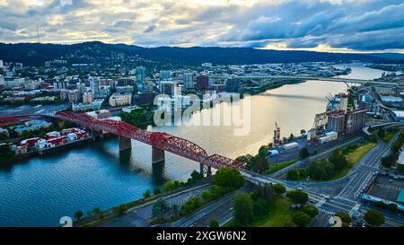 Luftaufnahme von Portland's Broadway Bridge over River in der Abenddämmerung Stockfoto