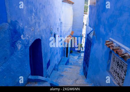 Unter klarem Himmel sind die Chefchaouen-Gassen ein Labyrinth aus Wänden und Treppen in verschiedenen Blautönen. Chefchaouen, Marokko. Stockfoto