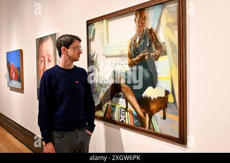 T Mia Miller von Oliver Bederman (Bild ). Herbert Smith Freehills Portrait Award 2024, National Portrait Gallery, London, Großbritannien Stockfoto