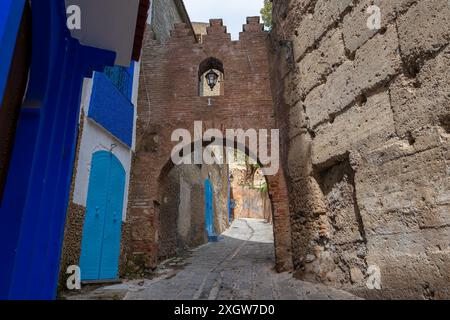 Unter klarem Himmel sind die Chefchaouen-Gassen ein Labyrinth aus Wänden und Treppen in verschiedenen Blautönen. Chefchaouen, Marokko. Stockfoto