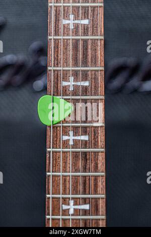 Gitarrenmechanik mit Streichern und Plektrum Salzburg Studio Salzburg Austria Stockfoto