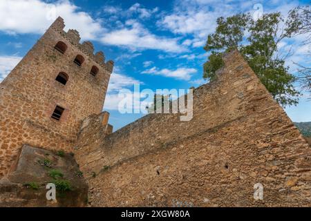 Unter klarem Himmel sind die Chefchaouen-Gassen ein Labyrinth aus Wänden und Treppen in verschiedenen Blautönen. Chefchaouen, Marokko. Stockfoto