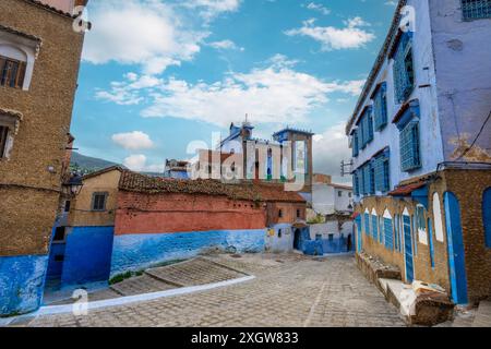 Unter klarem Himmel sind die Chefchaouen-Gassen ein Labyrinth aus Wänden und Treppen in verschiedenen Blautönen. Chefchaouen, Marokko. Stockfoto