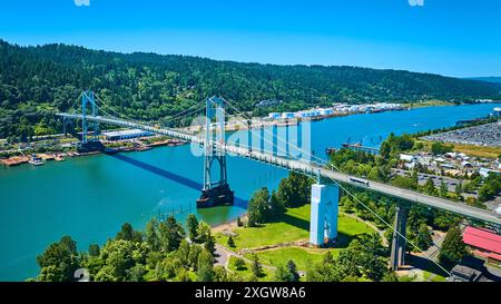 Fliegen Sie über die St. Johns Bridge über den Fluss und Park in Portland Stockfoto