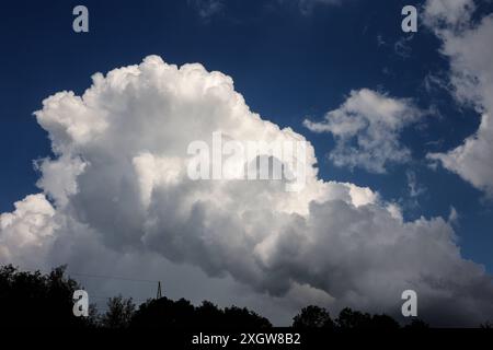 Andauernde Gewitterlage im Sommer Mächtige Wolkengebirge zeigen sich bei einer Gewitterwetterlage mit hoher Energie und feuchter Luft in der Atmosphäre, die immer wieder zu teils unwetterartigen Gewittern führen. *** Anhaltende Gewittersituation im Sommer mächtige Wolkenberge treten während einer Gewitterwettersituation mit hoher Energie und feuchter Luft in der Atmosphäre auf, die immer wieder zu Gewittern führen, von denen einige schwerwiegend sind Stockfoto