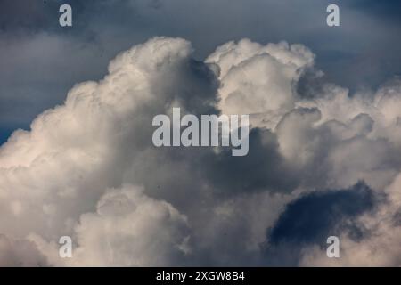 Andauernde Gewitterlage im Sommer Mächtige Wolkengebirge zeigen sich bei einer Gewitterwetterlage mit hoher Energie und feuchter Luft in der Atmosphäre, die immer wieder zu teils unwetterartigen Gewittern führen. Nordrhein-Westfalen Deutschland *** anhaltende Gewittersituation im Sommer mächtige Wolkenberge treten in einer Gewitterwettersituation mit hoher Energie und feuchter Luft in der Atmosphäre auf, die immer wieder zu Gewittern führen, einige davon schwerwiegend Nordrhein-Westfalen Deutschland Stockfoto