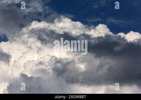 Andauernde Gewitterlage im Sommer Mächtige Wolkengebirge zeigen sich bei einer Gewitterwetterlage mit hoher Energie und feuchter Luft in der Atmosphäre, die immer wieder zu teils unwetterartigen Gewittern führen. *** Anhaltende Gewittersituation im Sommer mächtige Wolkenberge treten während einer Gewitterwettersituation mit hoher Energie und feuchter Luft in der Atmosphäre auf, die immer wieder zu Gewittern führen, von denen einige schwerwiegend sind Stockfoto