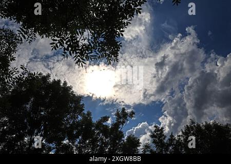 Starke Sommergewitter in der Stadt Mächtige Wolkengebirge zeigen sich bei einer Gewitterwetterlage mit hoher Energie und feuchter Luft in der Atmosphäre, die immer wieder zu teils unwetterartigen Gewittern führen. Nordrhein-Westfalen Deutschland *** starke Sommergewitter in der Stadt mächtige Wolkenberge treten in einer Gewitterwettersituation mit hoher Energie und feuchter Luft in der Atmosphäre auf, die immer wieder zu Gewittern führen, einige davon schweres Nordrhein-Westfalen Deutschland Stockfoto