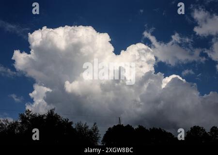 Andauernde Gewitterlage im Sommer Mächtige Wolkengebirge zeigen sich bei einer Gewitterwetterlage mit hoher Energie und feuchter Luft in der Atmosphäre, die immer wieder zu teils unwetterartigen Gewittern führen. Nordrhein-Westfalen Deutschlande *** anhaltende Gewittersituation im Sommer mächtige Wolkenberge treten in einer Gewitterwettersituation mit hoher Energie und feuchter Luft in der Atmosphäre auf, die immer wieder zu Gewittern führen, von denen einige schweres Nordrhein-Westfalen Deutschland sind Stockfoto