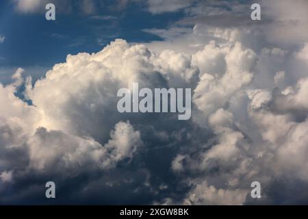 Andauernde Gewitterlage im Sommer Mächtige Wolkengebirge zeigen sich bei einer Gewitterwetterlage mit hoher Energie und feuchter Luft in der Atmosphäre, die immer wieder zu teils unwetterartigen Gewittern führen. Nordrhein-Westfalen Deutschland *** anhaltende Gewittersituation im Sommer mächtige Wolkenberge treten in einer Gewitterwettersituation mit hoher Energie und feuchter Luft in der Atmosphäre auf, die immer wieder zu Gewittern führen, einige davon schwerwiegend Nordrhein-Westfalen Deutschland Stockfoto