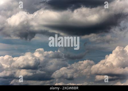 Andauernde Gewitterlage im Sommer Mächtige Wolkengebirge zeigen sich bei einer Gewitterwetterlage mit hoher Energie und feuchter Luft in der Atmosphäre, die immer wieder zu teils unwetterartigen Gewittern führen. Nordrhein-Westfalen Deutschland *** anhaltende Gewittersituation im Sommer mächtige Wolkenberge treten in einer Gewitterwettersituation mit hoher Energie und feuchter Luft in der Atmosphäre auf, die immer wieder zu Gewittern führen, einige davon schwerwiegend Nordrhein-Westfalen Deutschland Stockfoto