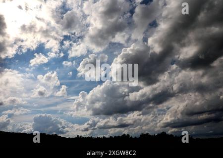 Andauernde Gewitterlage im Sommer Mächtige Wolkengebirge zeigen sich bei einer Gewitterwetterlage mit hoher Energie und feuchter Luft in der Atmosphäre, die immer wieder zu teils unwetterartigen Gewittern führen. *** Anhaltende Gewittersituation im Sommer mächtige Wolkenberge treten während einer Gewitterwettersituation mit hoher Energie und feuchter Luft in der Atmosphäre auf, die immer wieder zu Gewittern führen, von denen einige schwerwiegend sind Stockfoto