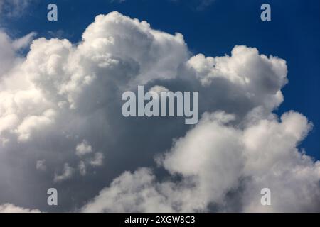 Andauernde Gewitterlage im Sommer Mächtige Wolkengebirge zeigen sich bei einer Gewitterwetterlage mit hoher Energie und feuchter Luft in der Atmosphäre, die immer wieder zu teils unwetterartigen Gewittern führen. *** Anhaltende Gewittersituation im Sommer mächtige Wolkenberge treten während einer Gewitterwettersituation mit hoher Energie und feuchter Luft in der Atmosphäre auf, die immer wieder zu Gewittern führen, von denen einige schwerwiegend sind Stockfoto