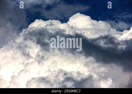 Andauernde Gewitterlage im Sommer Mächtige Wolkengebirge zeigen sich bei einer Gewitterwetterlage mit hoher Energie und feuchter Luft in der Atmosphäre, die immer wieder zu teils unwetterartigen Gewittern führen. *** Anhaltende Gewittersituation im Sommer mächtige Wolkenberge treten während einer Gewitterwettersituation mit hoher Energie und feuchter Luft in der Atmosphäre auf, die immer wieder zu Gewittern führen, von denen einige schwerwiegend sind Stockfoto