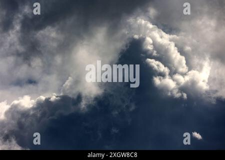 Andauernde Gewitterlage im Sommer Mächtige Wolkengebirge zeigen sich bei einer Gewitterwetterlage mit hoher Energie und feuchter Luft in der Atmosphäre, die immer wieder zu teils unwetterartigen Gewittern führen. Nordrhein-Westfalen Deutschland *** anhaltende Gewittersituation im Sommer mächtige Wolkenberge treten in einer Gewitterwettersituation mit hoher Energie und feuchter Luft in der Atmosphäre auf, die immer wieder zu Gewittern führen, einige davon schwerwiegend Nordrhein-Westfalen Deutschland Stockfoto