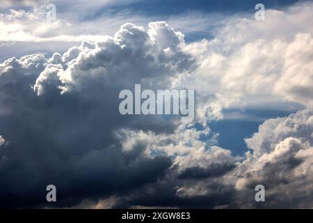 Andauernde Gewitterlage im Sommer Mächtige Wolkengebirge zeigen sich bei einer Gewitterwetterlage mit hoher Energie und feuchter Luft in der Atmosphäre, die immer wieder zu teils unwetterartigen Gewittern führen. Nordrhein-Westfalen Deutschland *** anhaltende Gewittersituation im Sommer mächtige Wolkenberge treten in einer Gewitterwettersituation mit hoher Energie und feuchter Luft in der Atmosphäre auf, die immer wieder zu Gewittern führen, einige davon schwerwiegend Nordrhein-Westfalen Deutschland Stockfoto