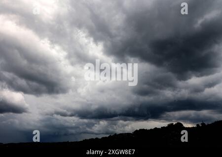 Andauernde Gewitterlage im Sommer Mächtige Wolkengebirge zeigen sich bei einer Gewitterwetterlage mit hoher Energie und feuchter Luft in der Atmosphäre, die immer wieder zu teils unwetterartigen Gewittern führen. *** Anhaltende Gewittersituation im Sommer mächtige Wolkenberge treten während einer Gewitterwettersituation mit hoher Energie und feuchter Luft in der Atmosphäre auf, die immer wieder zu Gewittern führen, von denen einige schwerwiegend sind Stockfoto