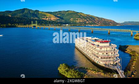 Blick aus der Vogelperspektive auf das Flussboot an der Hood River Bridge in der Columbia Gorge Stockfoto