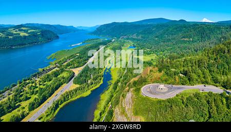 Fliegen Sie mit Vista House und Mount Hood durch die Columbia River Gorge Stockfoto