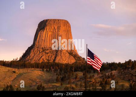 Devils Tower National Monument mit amerikanischer Flagge im Vordergrund Stockfoto