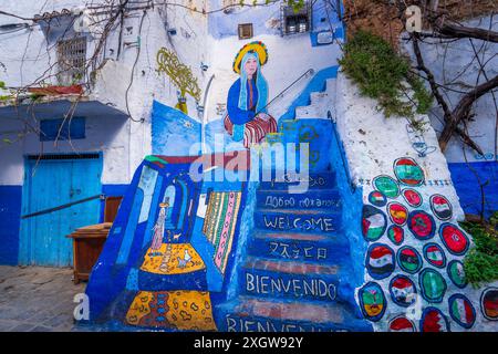 Chefchaouen, Marokko - 25. März 2024: Ein Kunsthandwerksladen mit farbenfrohen Keramikplatten und Spiegeln in den blau bemalten Straßen. Stockfoto