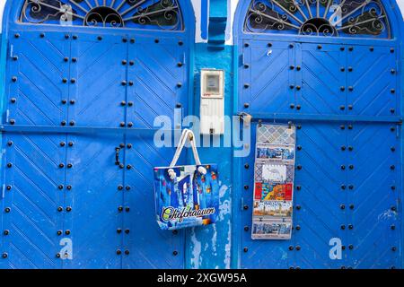 Chefchaouen, Marokko - 25. März 2024: Ein Kunsthandwerksladen mit farbenfrohen Keramikplatten und Spiegeln in den blau bemalten Straßen. Stockfoto