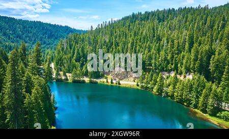 Aus der Vogelperspektive auf den unberührten Blue Lake und den Evergreen Forest Stockfoto