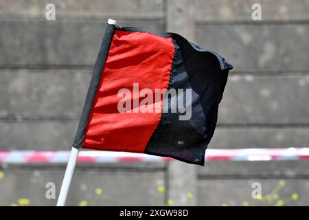 Port Talbot, Wales. 6. Juli 2024. Eine schwarz-rote Aberavon Harlequins Rugby Club-Eckflagge flattert im Wind beim Spiel der JES Group Rugby League Conference zwischen Aberavon Fighting Irish und Torfaen Tigers beim Aberavon Harlequins RFC in Port Talbot, Wales, Großbritannien am 6. Juli 2024. Quelle: Duncan Thomas/Majestic Media. Stockfoto