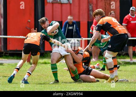 Port Talbot, Wales. 6. Juli 2024. Lewis Francis von Aberavon Fighting Irish wird von zwei Torfaen Tigers während des Spiels der JES Group Rugby League zwischen Aberavon Fighting Irish und Torfaen Tigers am 6. Juli 2024 im Aberavon Harlequins RFC in Port Talbot, Wales, Großbritannien, angegriffen. Quelle: Duncan Thomas/Majestic Media. Stockfoto