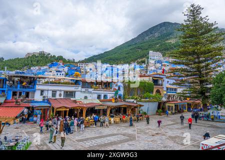 Chefchaouen, Marokko - 25. März 2024: Ein Kunsthandwerksladen mit farbenfrohen Keramikplatten und Spiegeln in den blau bemalten Straßen. Stockfoto