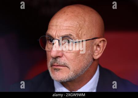 München, Deutschland. Juli 2024. Luis de la Fuente, Cheftrainer Spaniens, sieht beim Halbfinalspiel der UEFA Euro 2024 zwischen Spanien und Frankreich am 9. Juli 2024 in München an. Quelle: Marco Canoniero/Alamy Live News Stockfoto