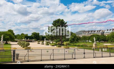 Paris, Frankreich. Juli 2024. Die Alpha Jets der Patrouille Acrobatique de France Proben und geben blaue, weiße und rote Rauchspuren ab, die die Nationalflagge über dem Jardin des Tuileries vor der Militärparade zum Bastille Day (14. Juli) darstellen Stockfoto