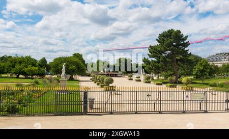 Paris, Frankreich. Juli 2024. Die Alpha Jets der Patrouille Acrobatique de France Proben und geben blaue, weiße und rote Rauchspuren über dem Jardin des Tuileries vor der Militärparade zum Bastille Day frei Stockfoto