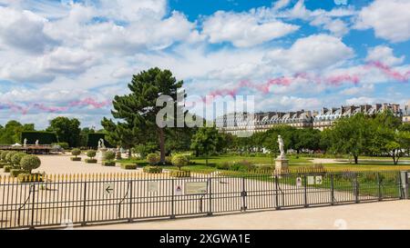 Paris, Frankreich. Juli 2024. Die blauen, weißen und roten Rauchspuren repräsentieren die französische Nationalflagge, die von den Alpha Jets der Patrouille de France bei der Probe vor dem Bastille Day veröffentlicht wurde Stockfoto