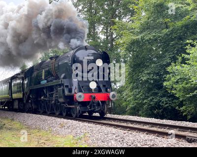 Battle of Britain Bulleid-Lokomotive - Sir Archibald Sinclair mit einem Dienstzug an der Bluebell Railway Stockfoto