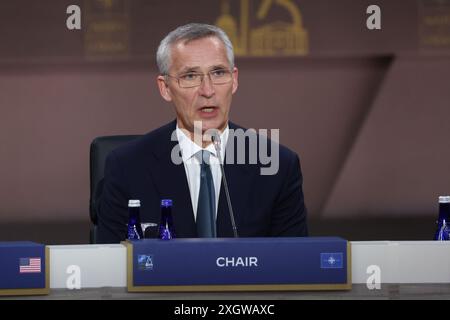 Jens Stoltenberg, Generalsekretär der Nordatlantikvertrags-Organisation (NATO), spricht während einer Arbeitssitzung auf dem NATO-Gipfel am Mittwoch, den 10. Juli, in Washington, DC, USA. 2024. Präsident Joe Biden und die anderen 31 NATO-Führer hatten gehofft, dass ihr Gipfel eine neue Einheit gegen Russlands Wladimir Putin feiern würde, China eine Warnung aussenden und beweisen würde, dass die Allianz in ihrem 75. Jahr so stark ist wie eh und je. aber die drei Tage des Prunk werden von innerstaatlichen Unruhen in der Allianz überschattet. Fotograf: Graeme Sloan/Pool/SIPA USA Stockfoto