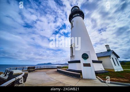 Majestätischer Leuchtturm Yaquina Head mit Blick auf Keeper's House Stockfoto